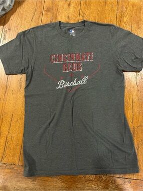 Majestic Cincinnati Reds Gray Short-Sleeve Graphic Tee